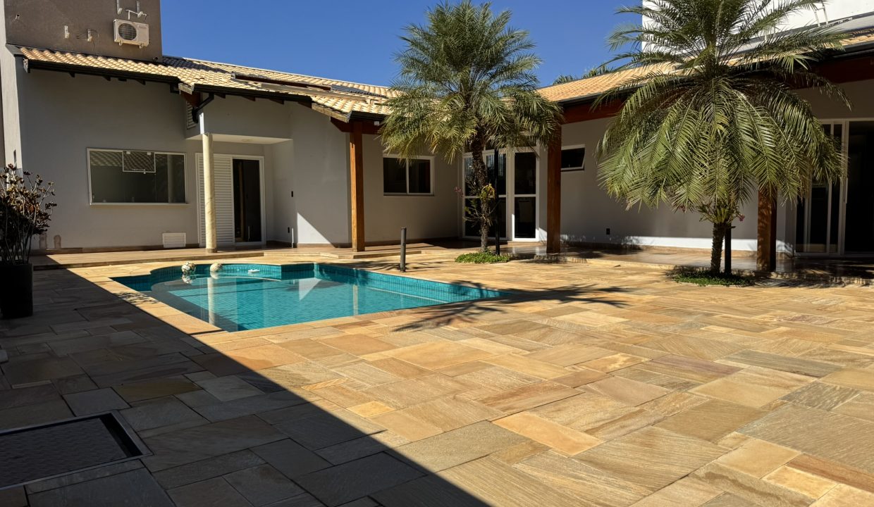 vista piscina e casa